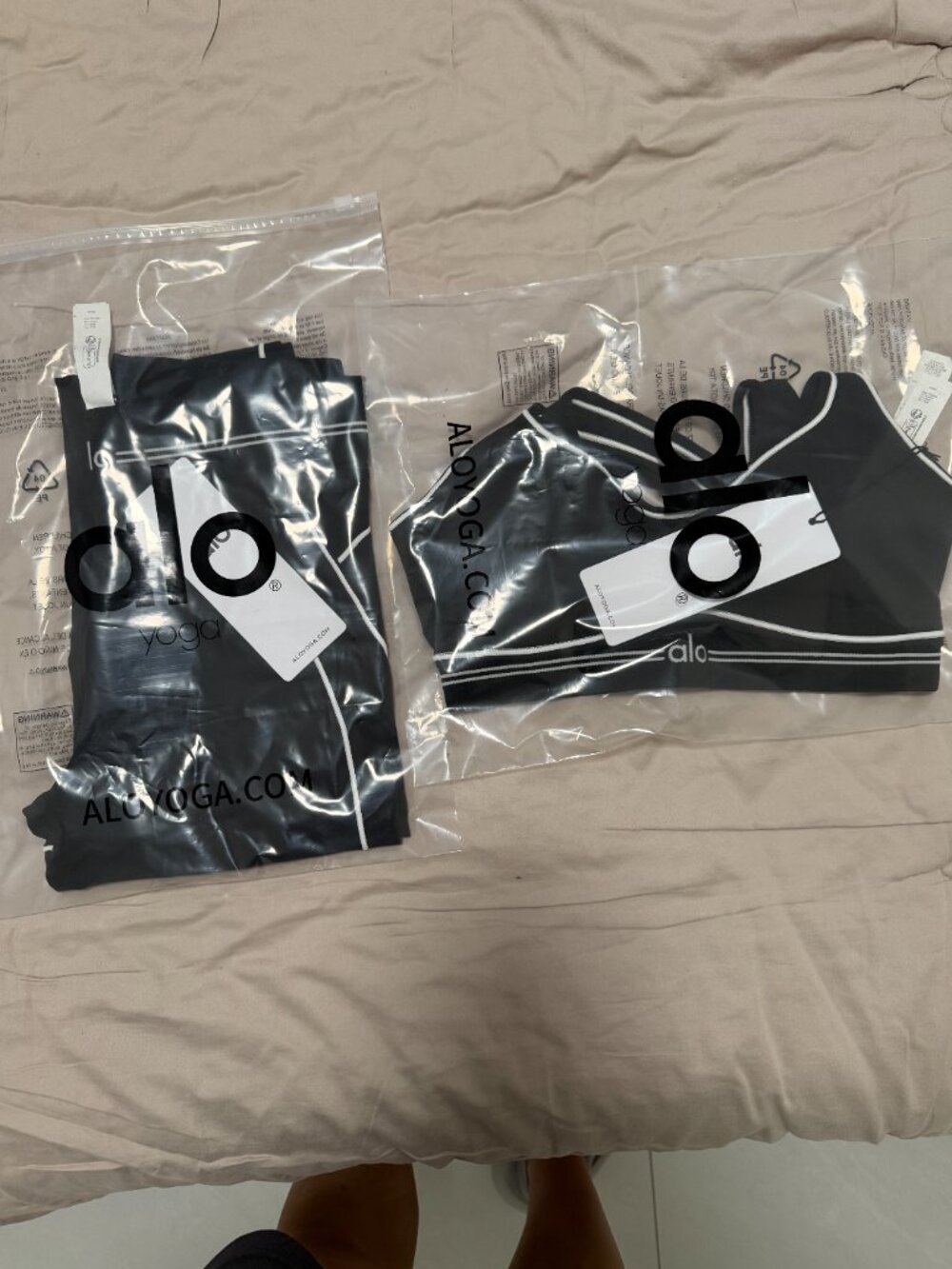 Alo Yoga Airbrush Heart Throb Bra And Legging Set Black - Picture 2 of 9